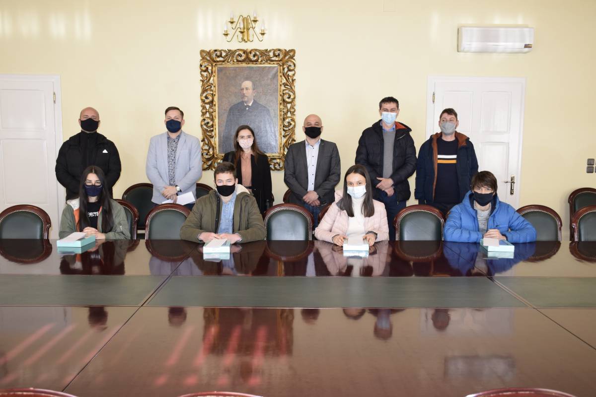 Savjet mladih Grada Požege tabletima nagradio nadarene učenike požeških osnovnih škola