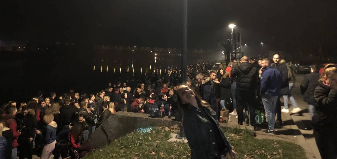 OVAKO SE MLADI ZABAVLJAJU U SUSJEDNOM GRADU: ʺNapokon neki party!ʺ