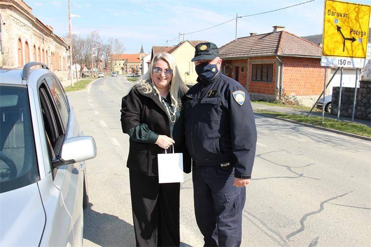 Policijski službenici diljem županije dijelili cvijeće i prigodne poklone ženama-vozačicama