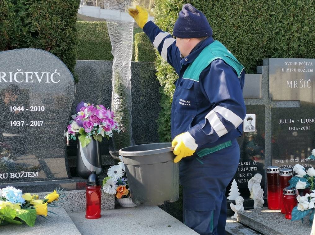 U tijeku je sadnja stabala na grobljima; kreće i uređenje cvjetnih gredica i travnjaka
