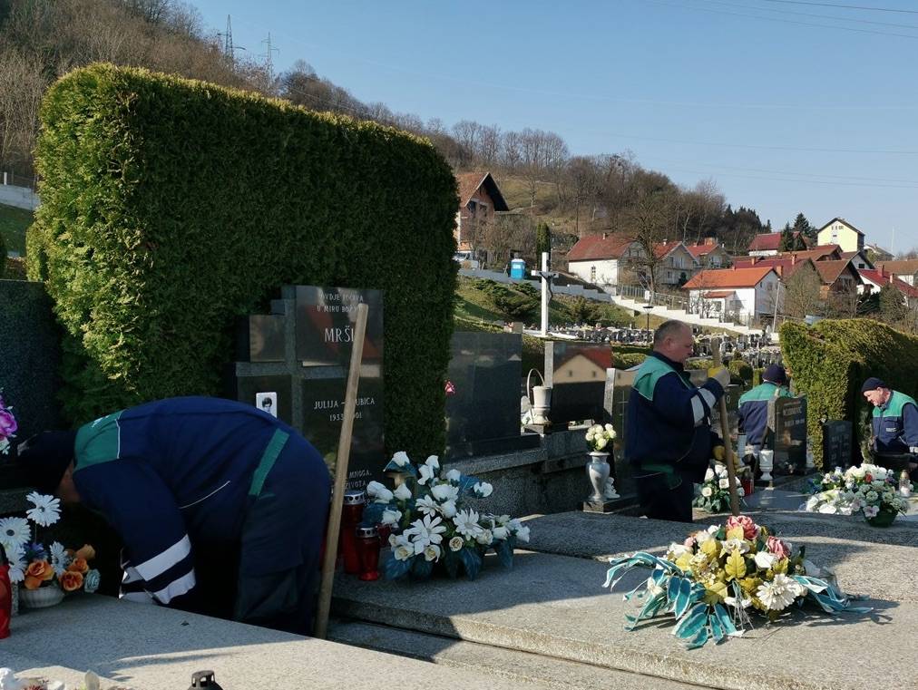 U tijeku je sadnja stabala na grobljima; kreće i uređenje cvjetnih gredica i travnjaka
