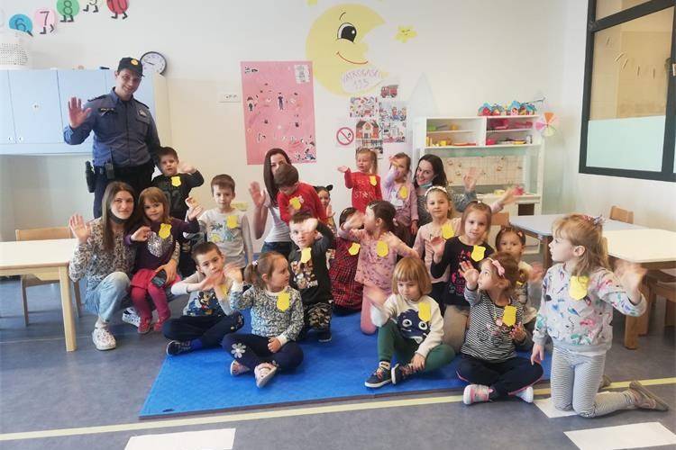 Kontakt policajac u kutjevačkom vrtiću prezentirao rad policije