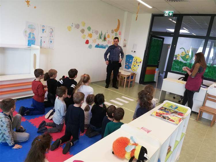 Kontakt policajac u kutjevačkom vrtiću prezentirao rad policije