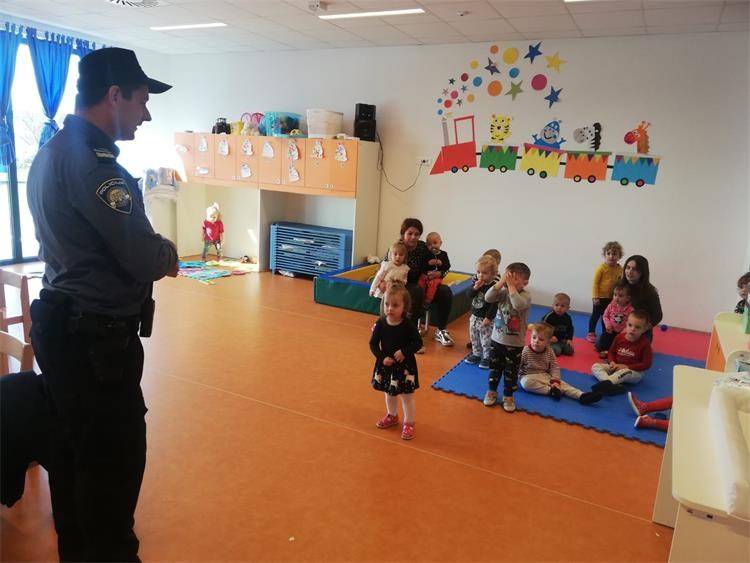 Kontakt policajac u kutjevačkom vrtiću prezentirao rad policije