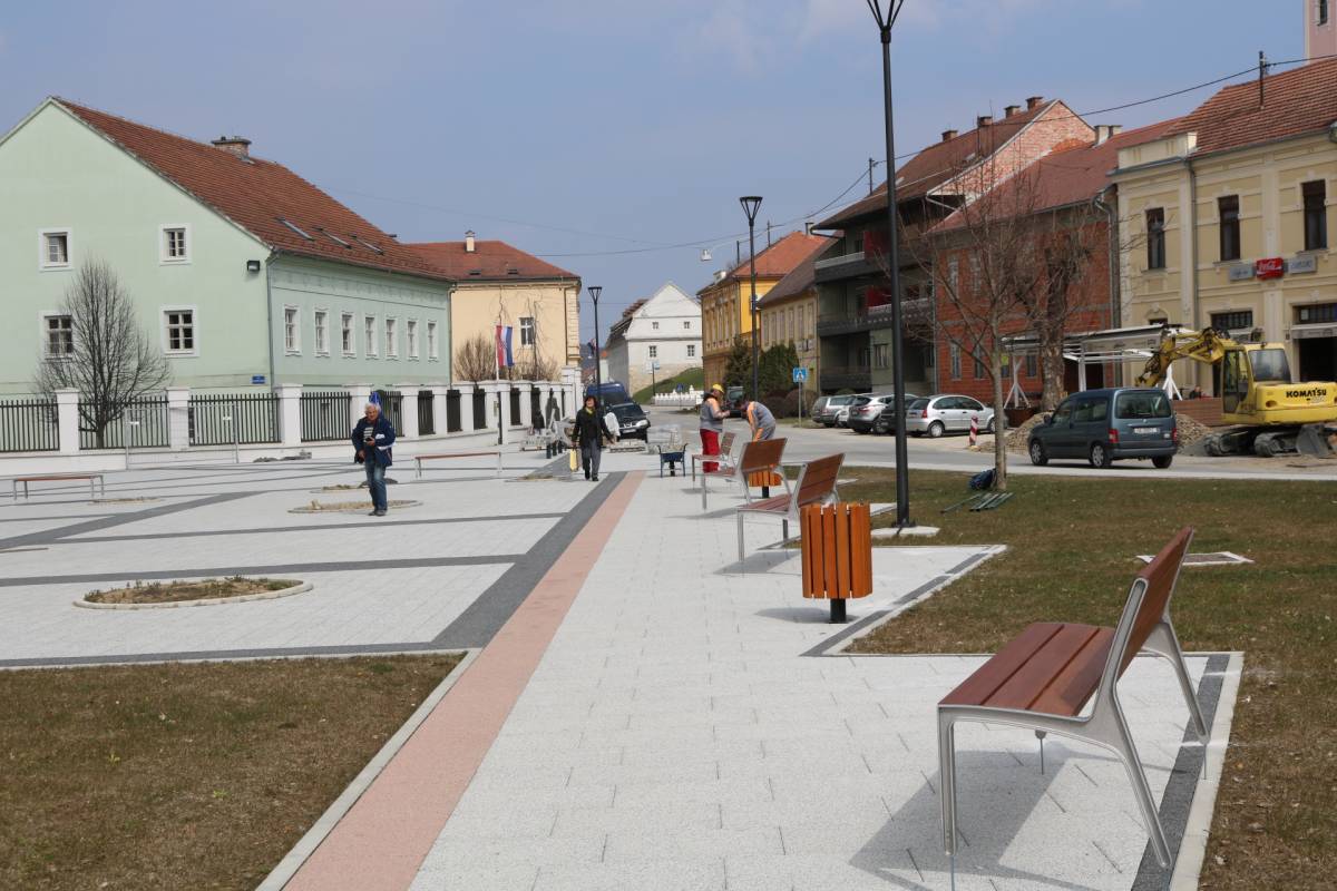 Novi sadržaju na Trgu i šetnici u Pakracu