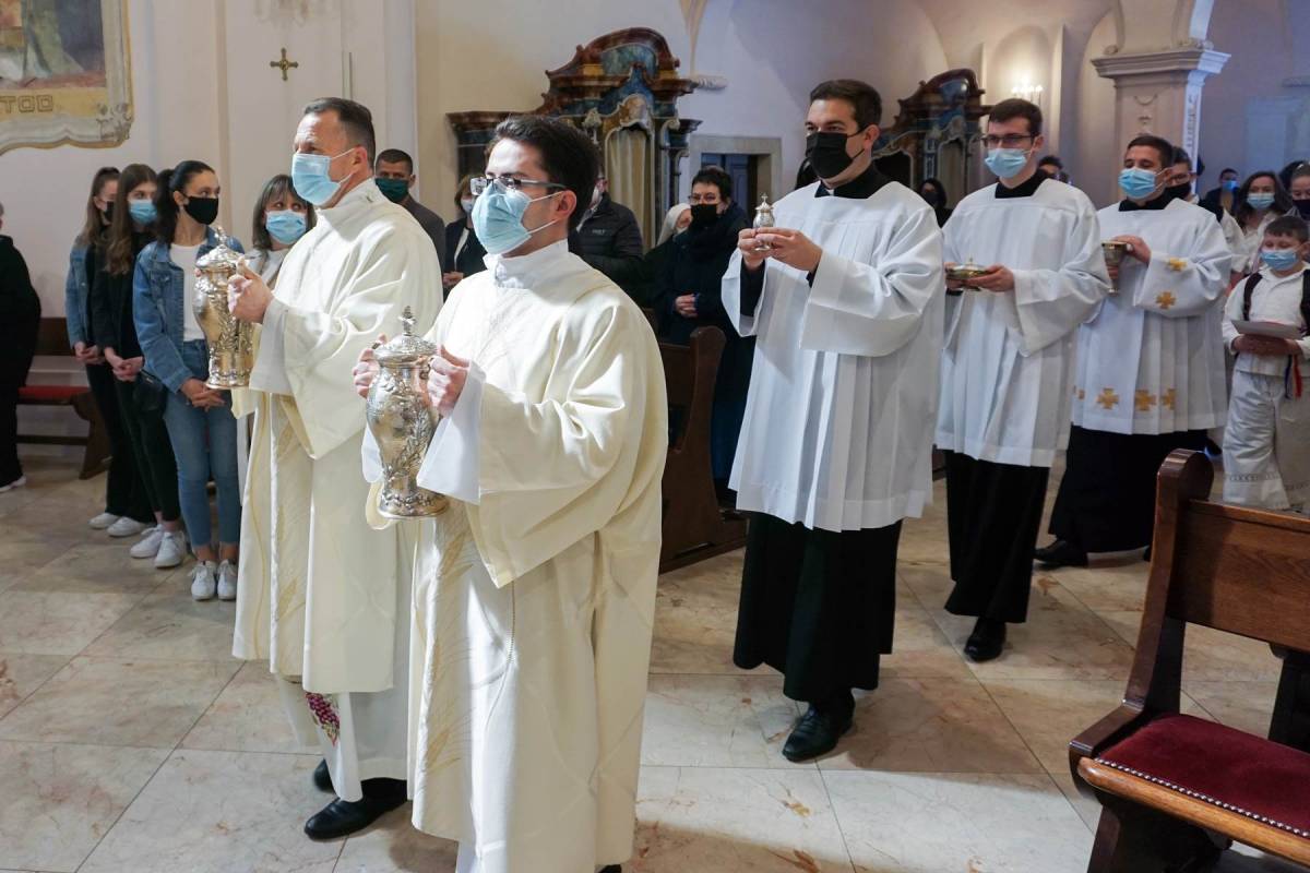 Misa posvete ulja na Veliki četvrtak u požeškoj Katedrali