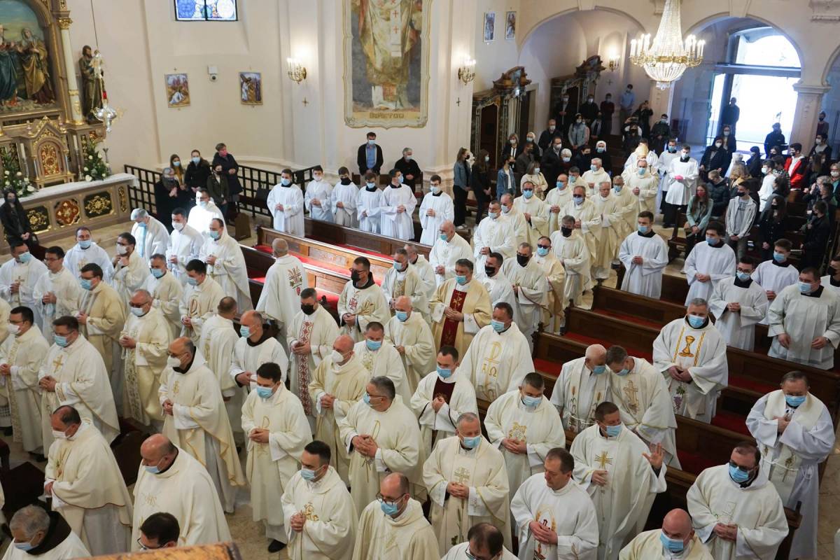 Misa posvete ulja na Veliki četvrtak u požeškoj Katedrali