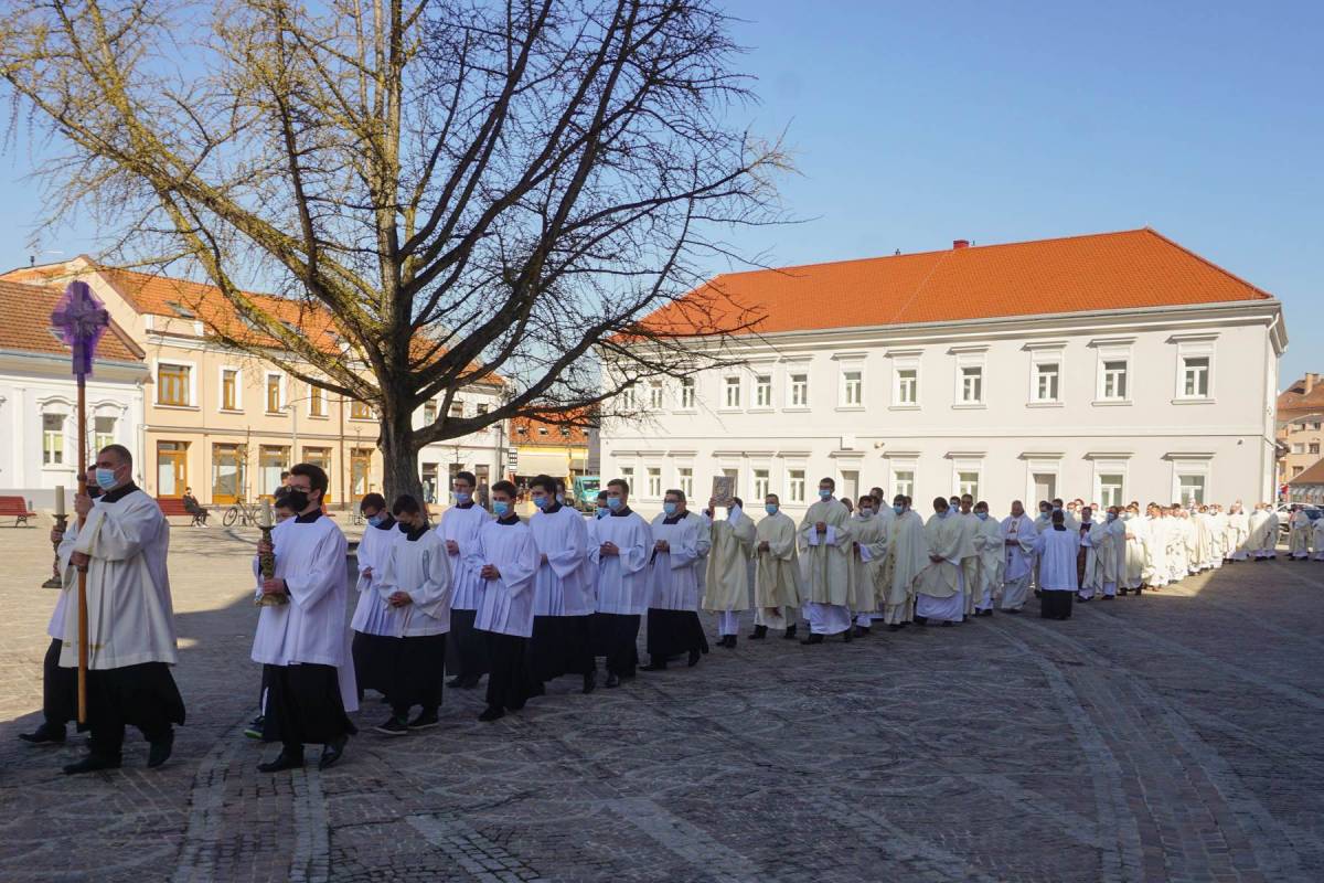 Misa posvete ulja na Veliki četvrtak u požeškoj Katedrali