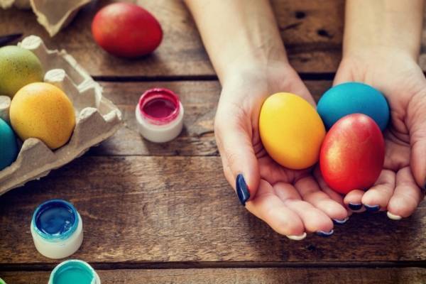 Luk, cikla, špinat, kurkuma... Kako prirodnim bojama ukrasiti pisanice?