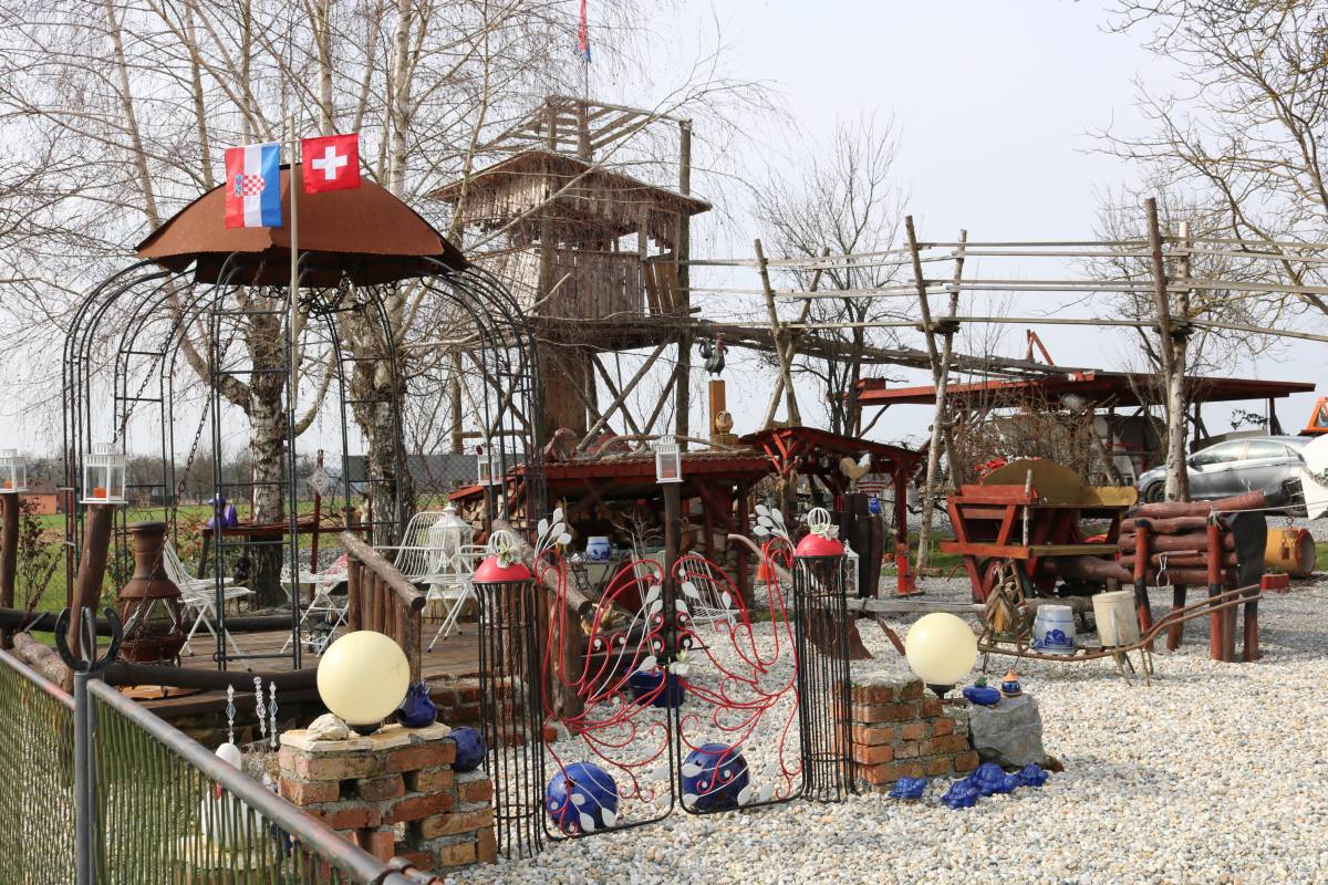 DVORIŠTE PREDRAGA PEIĆ-WEBERA Čardak na nebu, Hawaii na zemlji, šahovnica na krovu!