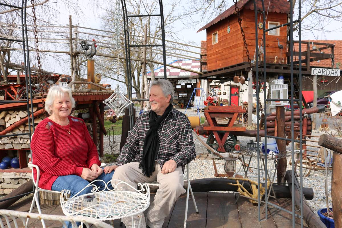 DVORIŠTE PREDRAGA PEIĆ-WEBERA Čardak na nebu, Hawaii na zemlji, šahovnica na krovu!