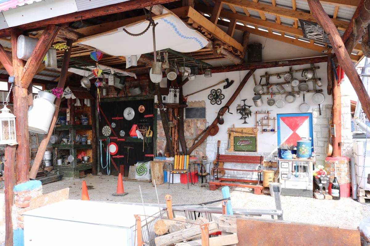 DVORIŠTE PREDRAGA PEIĆ-WEBERA Čardak na nebu, Hawaii na zemlji, šahovnica na krovu!