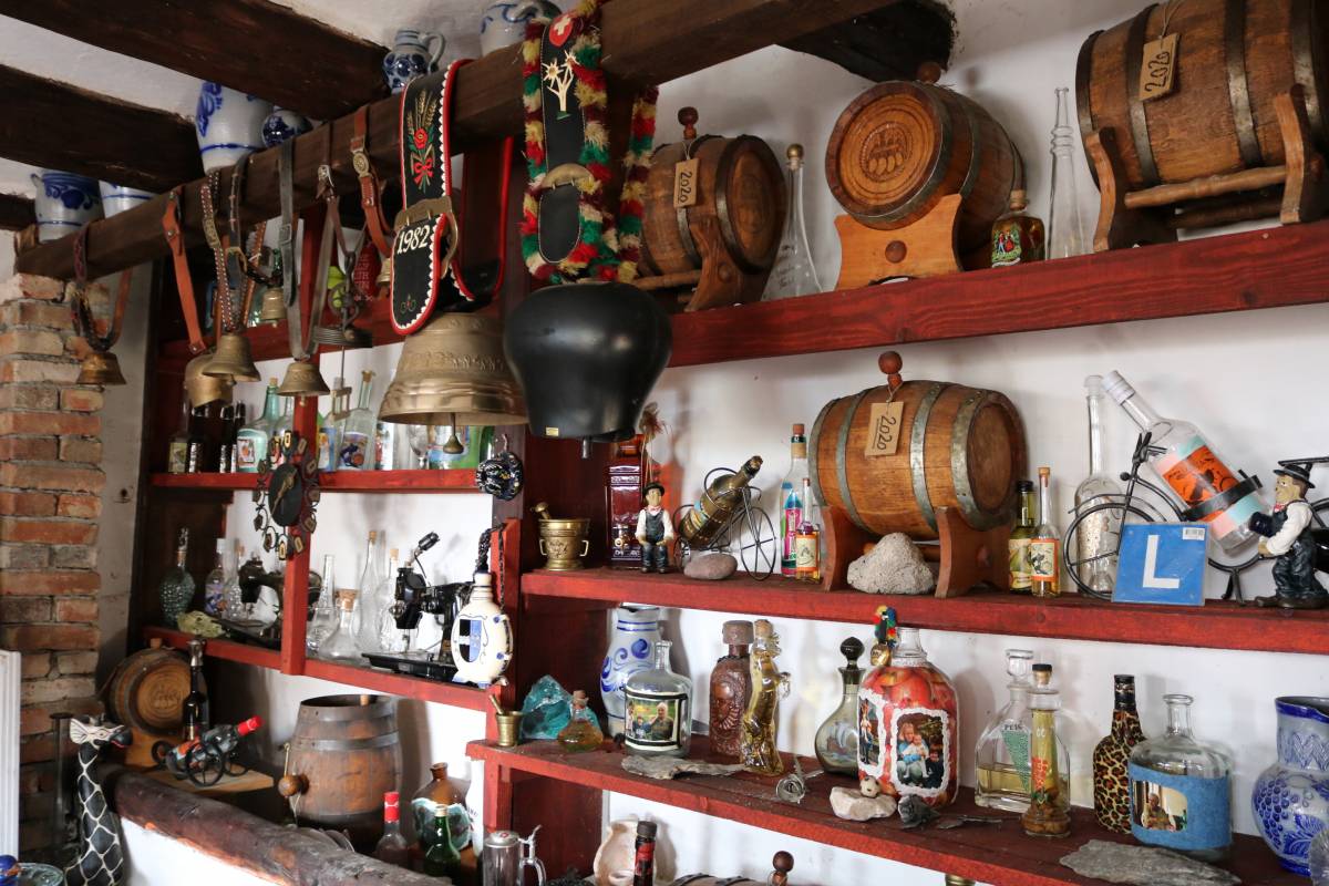 DVORIŠTE PREDRAGA PEIĆ-WEBERA Čardak na nebu, Hawaii na zemlji, šahovnica na krovu!