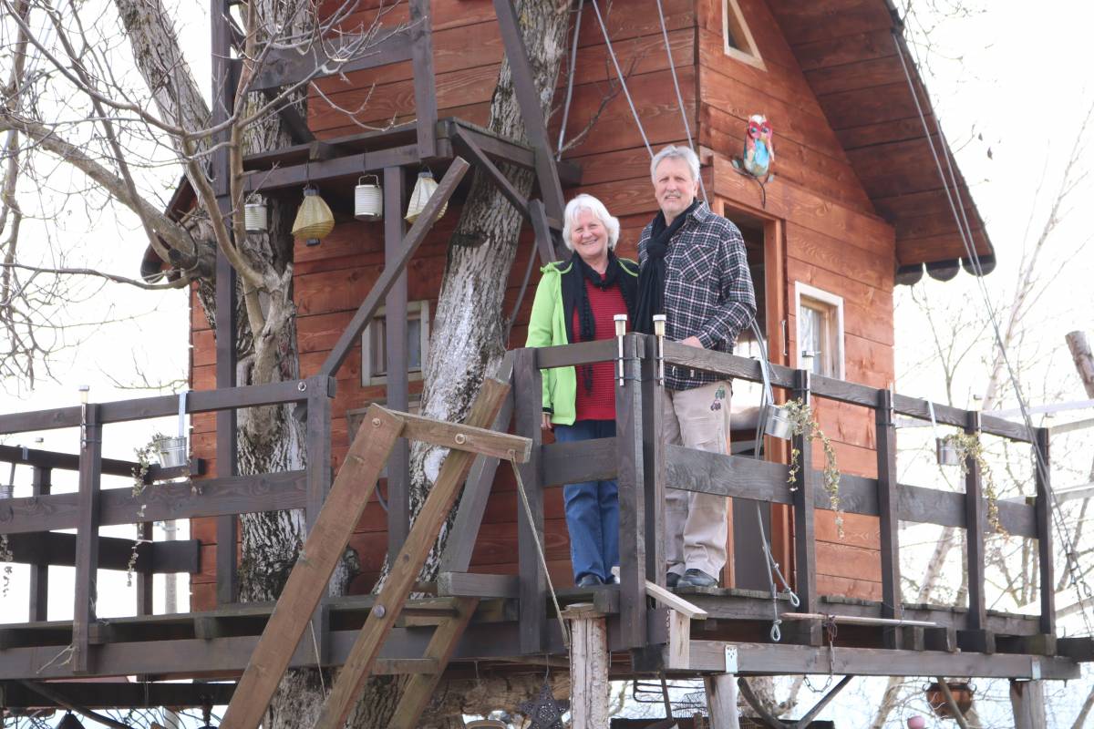 DVORIŠTE PREDRAGA PEIĆ-WEBERA Čardak na nebu, Hawaii na zemlji, šahovnica na krovu!