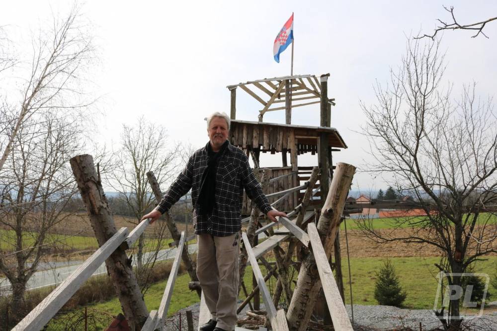 DVORIŠTE PREDRAGA PEIĆ-WEBERA Čardak na nebu, Hawaii na zemlji, šahovnica na krovu!