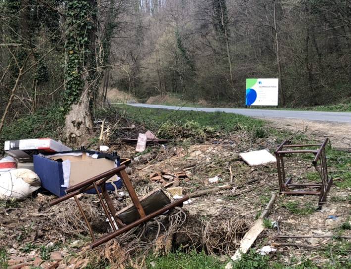 PAR KILOMETARA OD CENTRA GRADA: Uz cestu Požega -Gradski Vrhovci javno smetlište?!