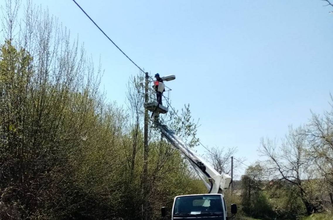 Grad Požega se pohvalio kako je u 2021. godini prvi put ikad postavljena rasvjeta u Ćosinim Lazama