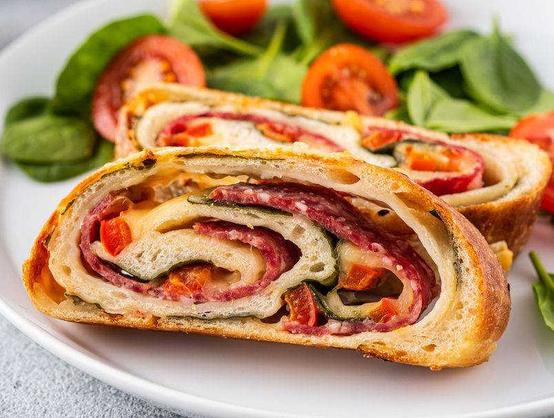 Zarolaj pa ispeci: Recept za punjeni kruh sa salamom, sirom i špinatom