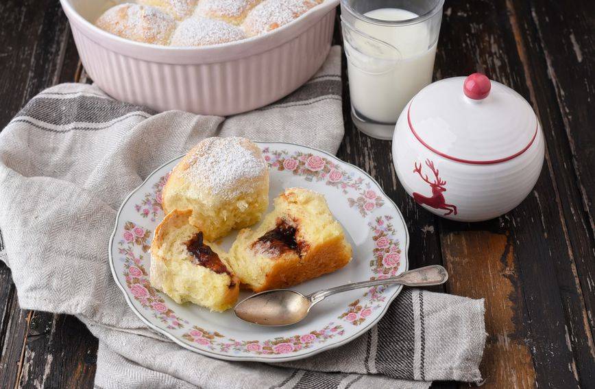 Recept za buhtle: Mekane ʺdebeljuceʺ koje nas vraćaju u djetinjstvo