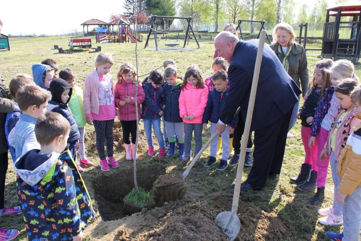 U lipičkom parku prijateljstva na Ramincu posađen još jedan ginko