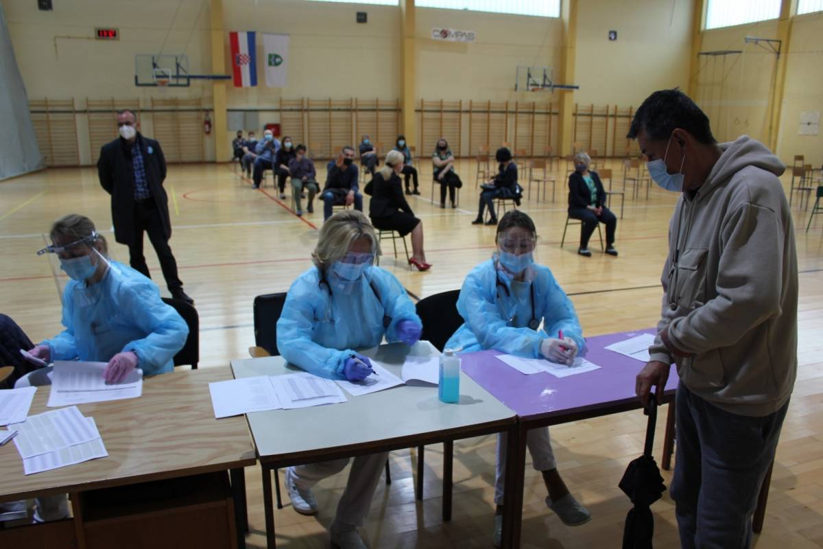 Više od 300 građana cijepljeno u sportskoj dvorani OŠ Lipik