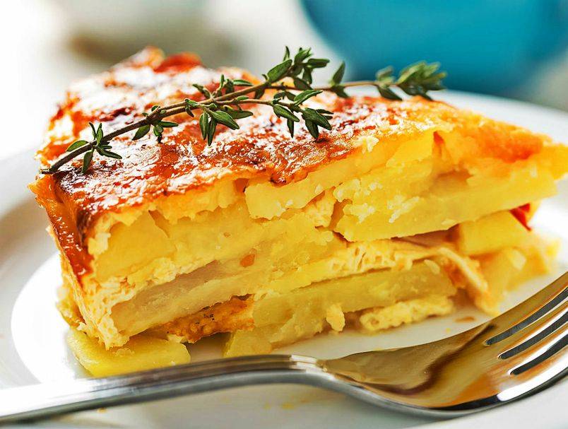 Kakva fantazija! Zapečeni krumpir sa sirom koji ʺideʺ uz sve