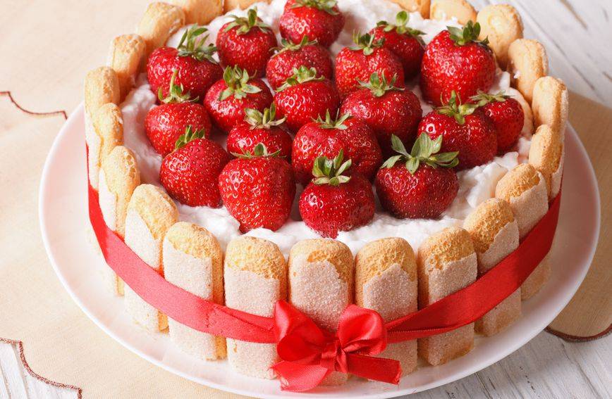 Topi se u ustima: Recept za najkremastiju tortu od jagoda