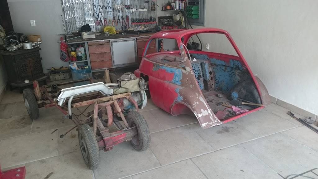 Zlatne ruke majstora Zeca: Darijo Adžijević restaurirao vrijednu BMW Issetu iz 1957. godine