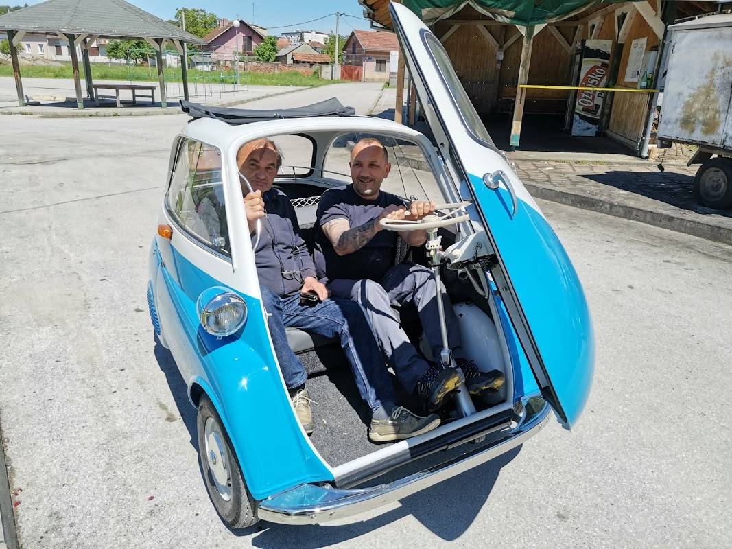 Zlatne ruke majstora Zeca: Darijo Adžijević restaurirao vrijednu BMW Issetu iz 1957. godine