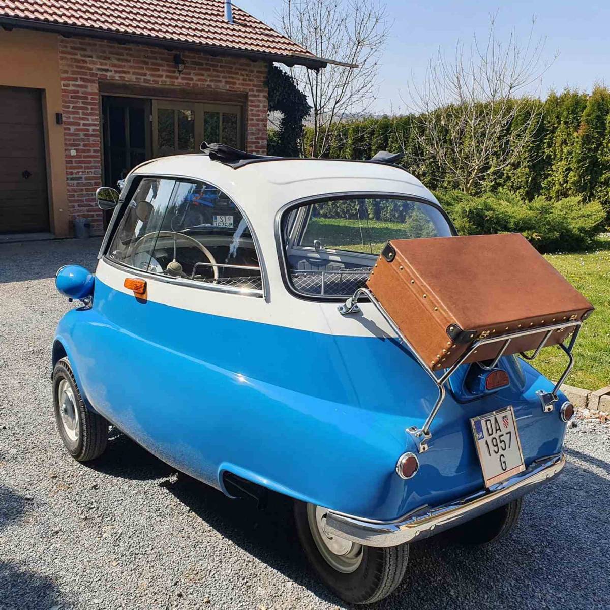 Zlatne ruke majstora Zeca: Darijo Adžijević restaurirao vrijednu BMW Issetu iz 1957. godine