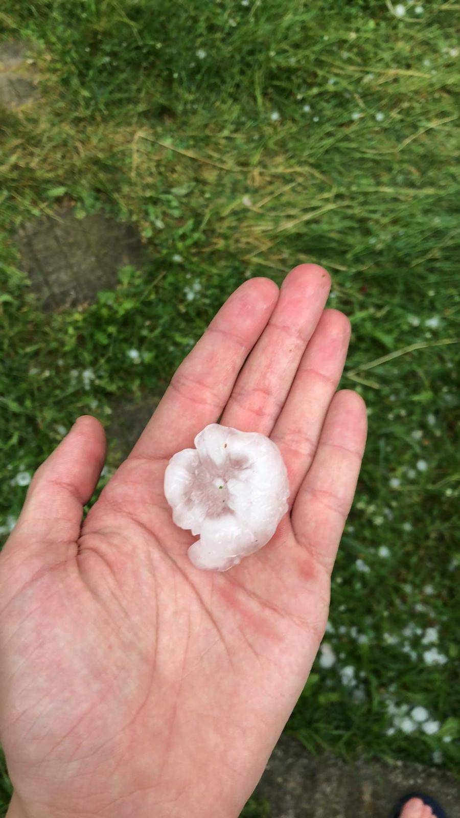 Jako nevrijeme i led veličine oraha poharao Požeštinu