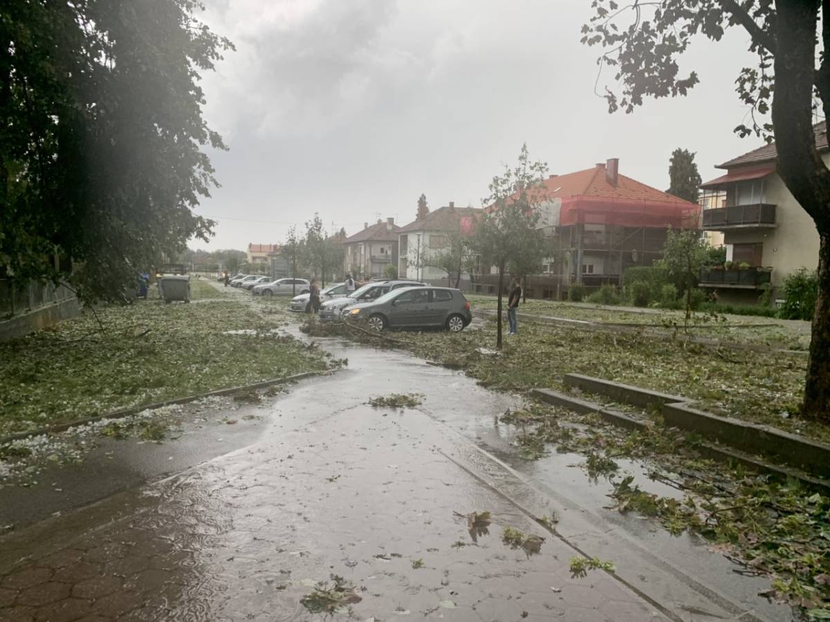 Požeština zbraja štetu: razbijeni autombili, uništeni krovovi, fasade, prozori i počupano drveće