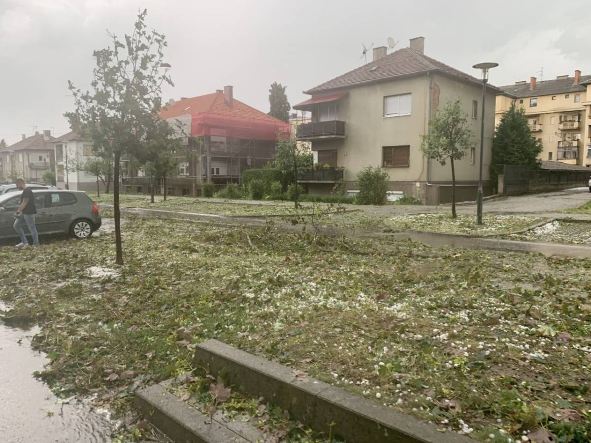 Požeština zbraja štetu: razbijeni autombili, uništeni krovovi, fasade, prozori i počupano drveće