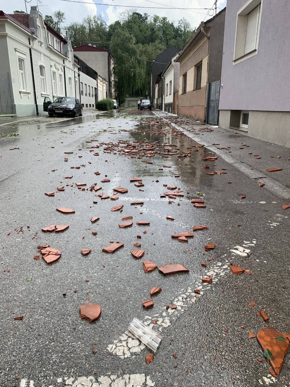 Požeština zbraja štetu: razbijeni autombili, uništeni krovovi, fasade, prozori i počupano drveće