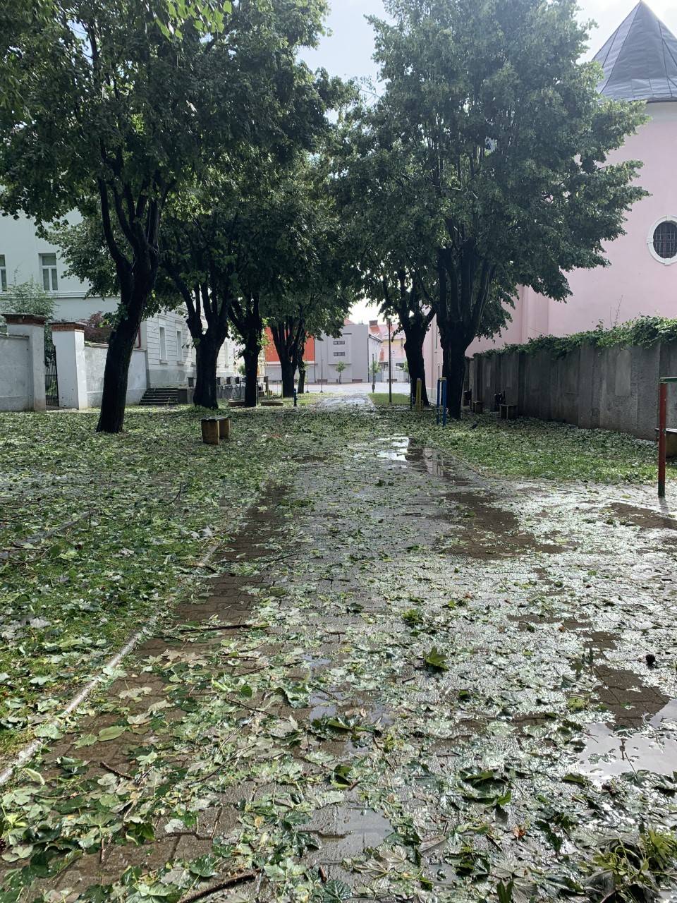 Požeština zbraja štetu: razbijeni autombili, uništeni krovovi, fasade, prozori i počupano drveće