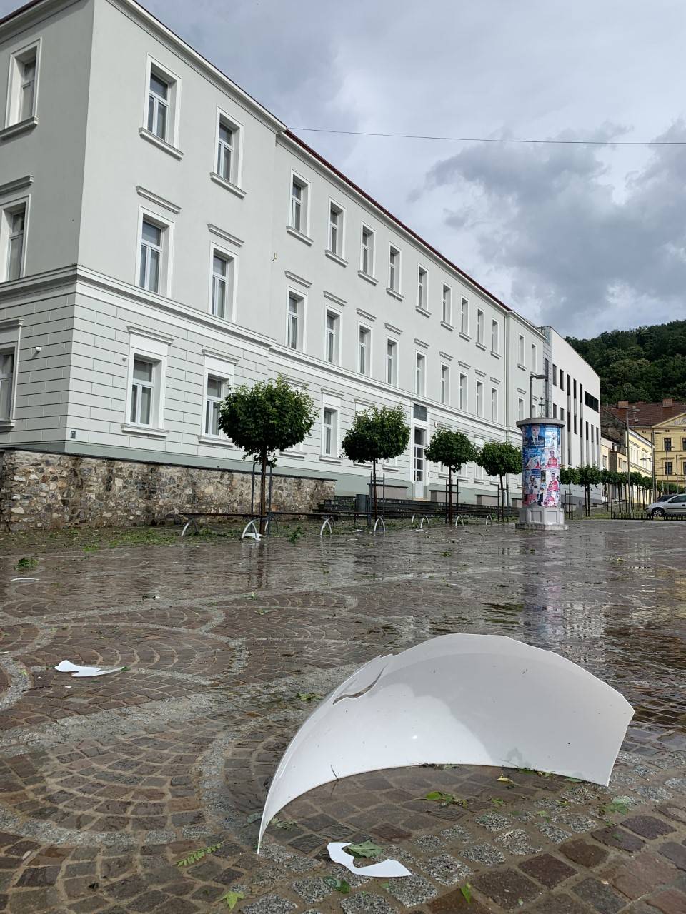 Požeština zbraja štetu: razbijeni autombili, uništeni krovovi, fasade, prozori i počupano drveće