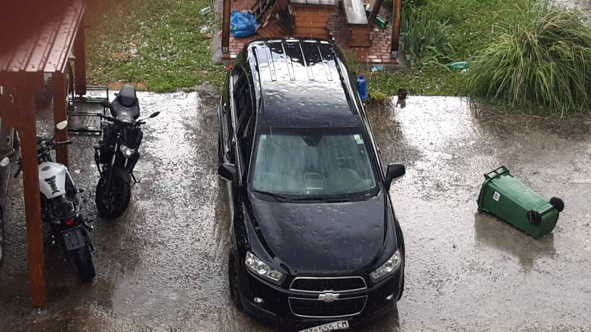 Požeština zbraja štetu: razbijeni autombili, uništeni krovovi, fasade, prozori i počupano drveće