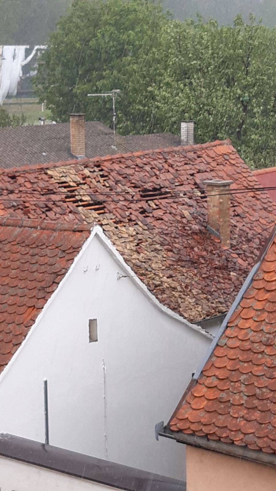 Požeština zbraja štetu: razbijeni autombili, uništeni krovovi, fasade, prozori i počupano drveće