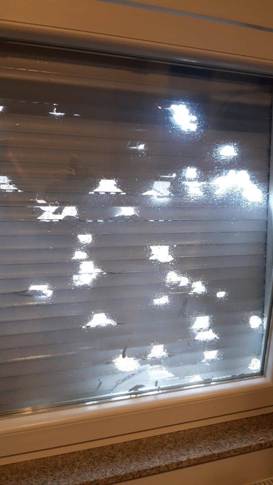 Požeština zbraja štetu: razbijeni autombili, uništeni krovovi, fasade, prozori i počupano drveće