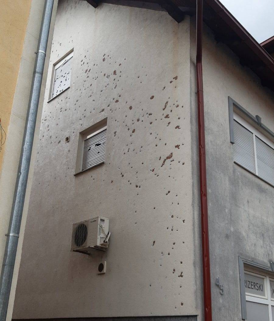 Požeština zbraja štetu: razbijeni autombili, uništeni krovovi, fasade, prozori i počupano drveće