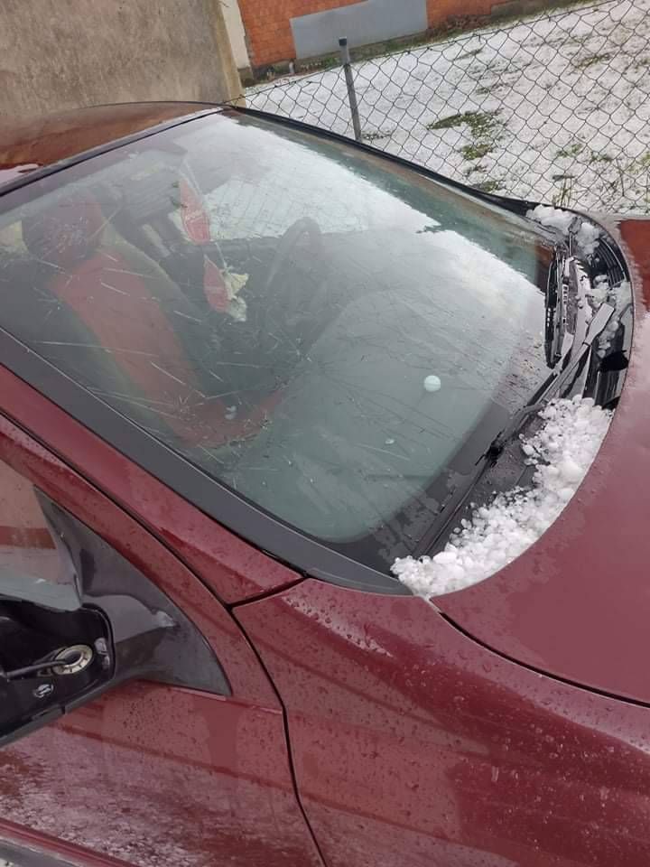 Požeština zbraja štetu: razbijeni autombili, uništeni krovovi, fasade, prozori i počupano drveće