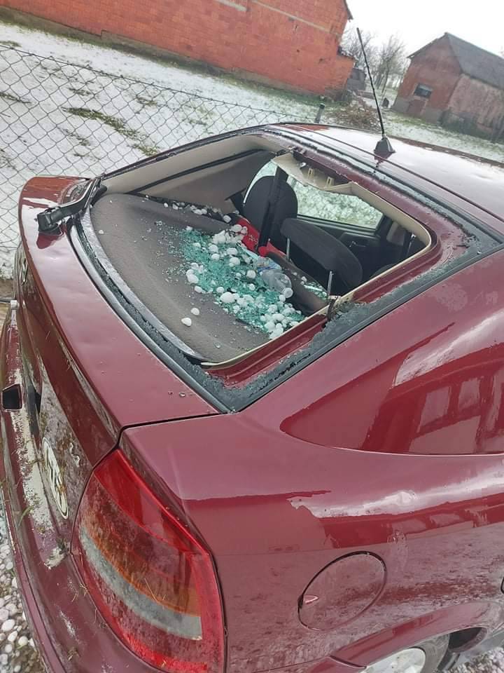 Požeština zbraja štetu: razbijeni autombili, uništeni krovovi, fasade, prozori i počupano drveće