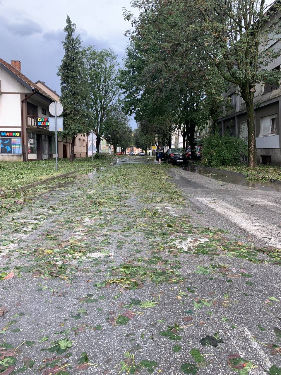 Požeština zbraja štetu: razbijeni autombili, uništeni krovovi, fasade, prozori i počupano drveće