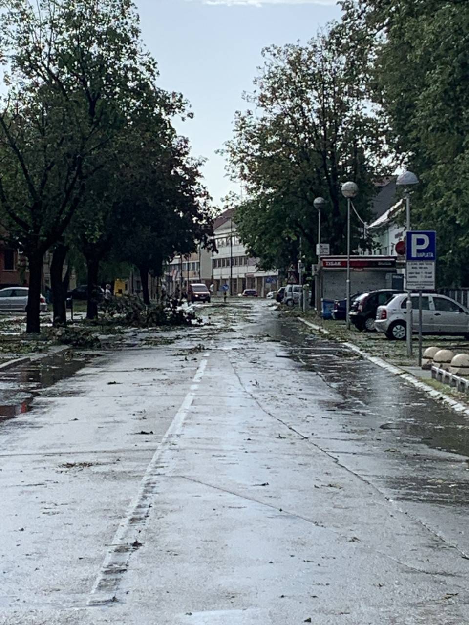 Požeština zbraja štetu: razbijeni autombili, uništeni krovovi, fasade, prozori i počupano drveće