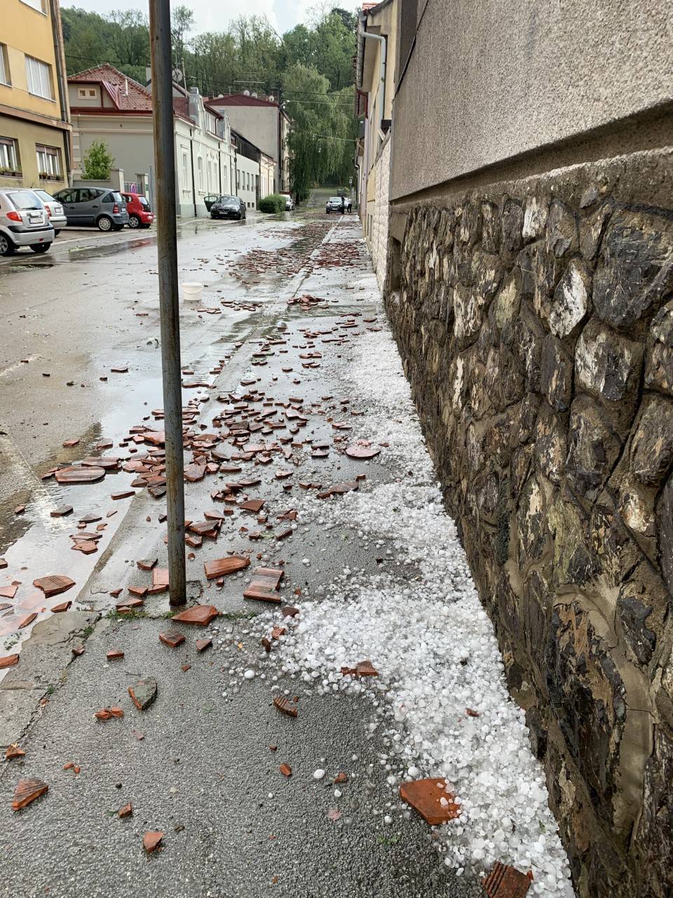 Požeština zbraja štetu: razbijeni autombili, uništeni krovovi, fasade, prozori i počupano drveće