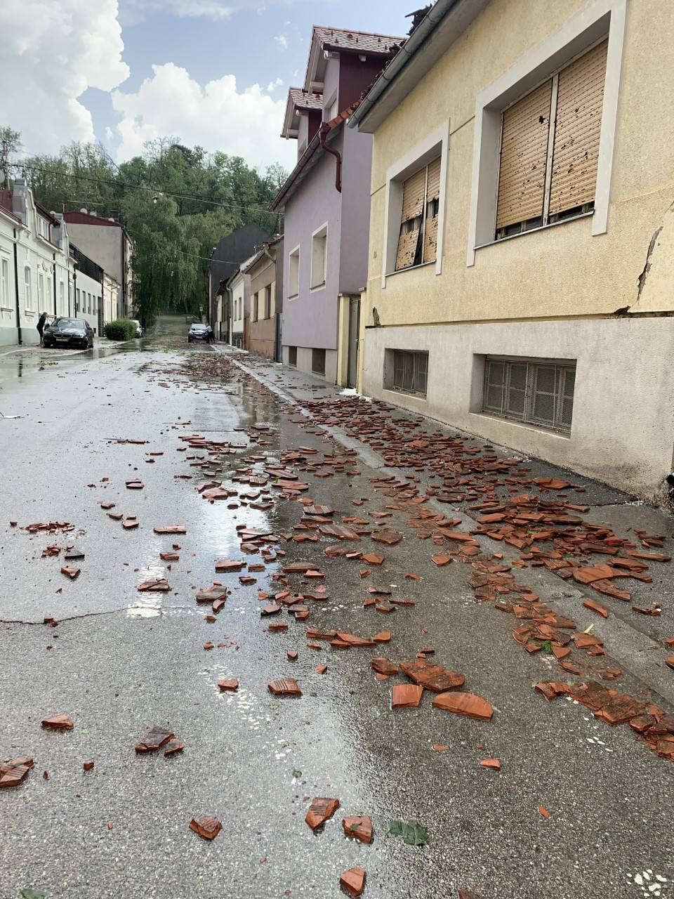 Požeština zbraja štetu: razbijeni autombili, uništeni krovovi, fasade, prozori i počupano drveće