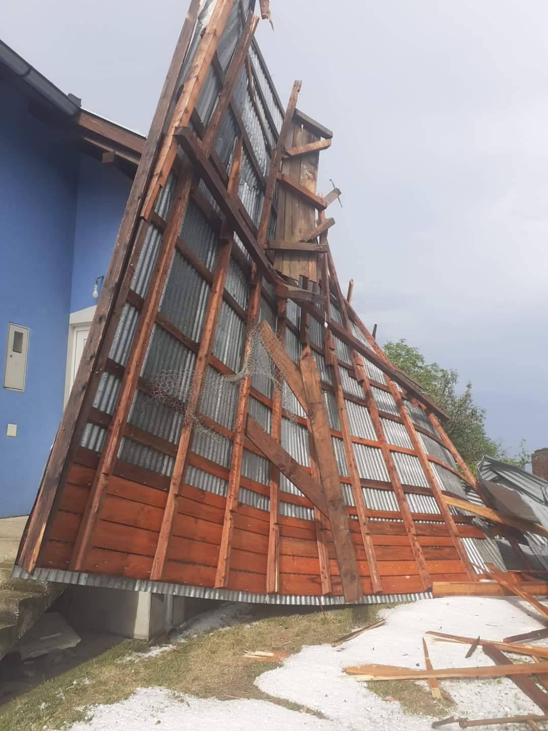 Požeština zbraja štetu: razbijeni autombili, uništeni krovovi, fasade, prozori i počupano drveće