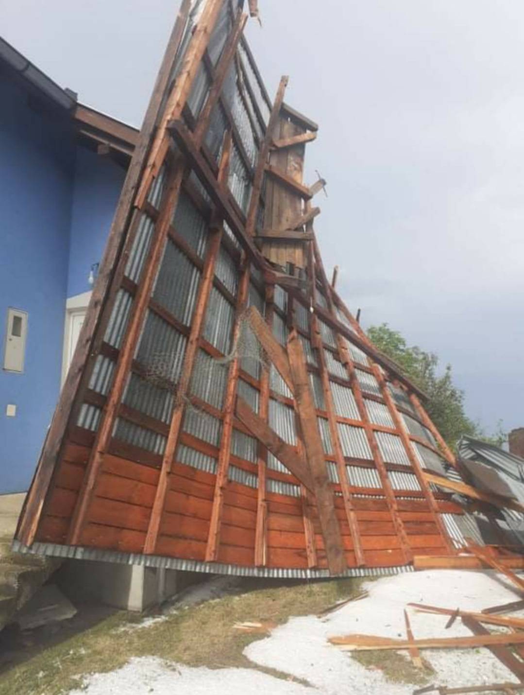 Snažan vjetar u Vetovu iščupao krov kuće i bacio ga na susjednu