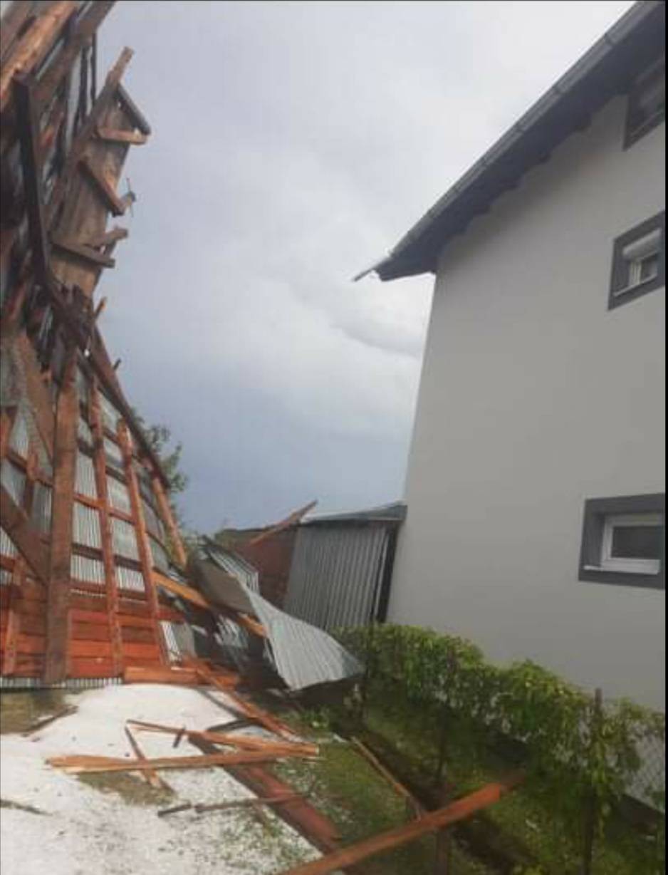 Snažan vjetar u Vetovu iščupao krov kuće i bacio ga na susjednu