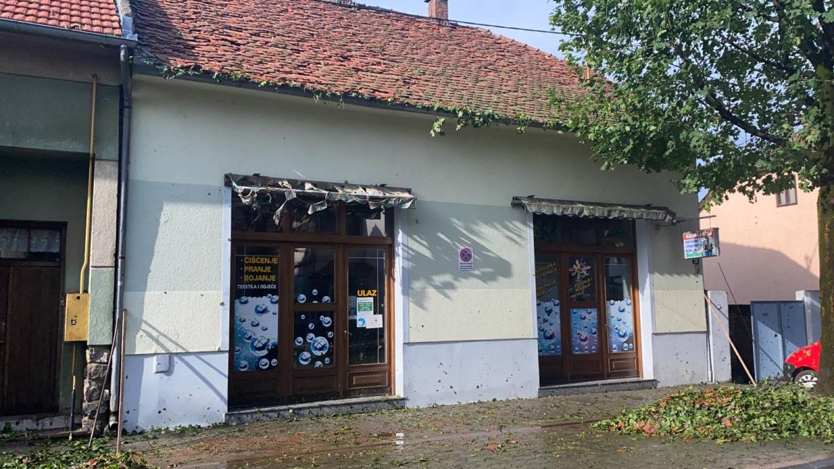 Požeština zbraja štetu: razbijeni autombili, uništeni krovovi, fasade, prozori i počupano drveće